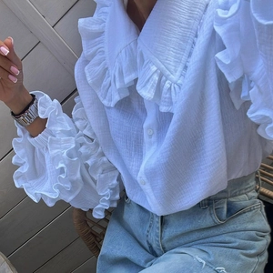 Chemisier blanc en coton à manches lanternes avec col à volants et texture seersucker
