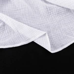 Gros plan sur le tissu en coton blanc froissé avec coutures d'ourlet soignées