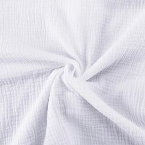 Gros plan sur le tissu en coton blanc froissé avec une texture naturelle et des couches