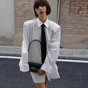 Abito a camicia oversize in cotone bianco con cravatta nera e borsa a mano con borchie