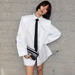 Camicia bianca oversize in cotone con spalline imbottite e cravatta nera stile fashion