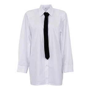 Dettaglio del colletto della camicia bianca in cotone con cravatta ed etichetta XS