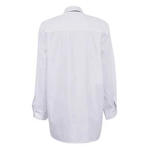 Vista posteriore di una camicia bianca in cotone a maniche lunghe con carré sul retro