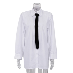 Camicia a maniche lunghe in cotone bianco da donna con cravatta nera su sfondo bianco