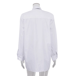 Dettaglio del retro di una camicia bianca in cotone a maniche lunghe con cucitura sul carré