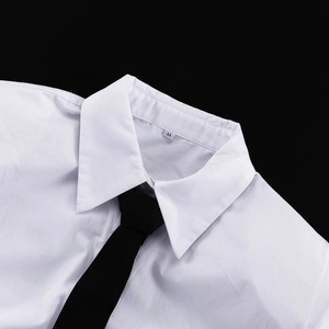 Dettaglio del colletto di camicia bianca in cotone con cravatta nera e etichetta M