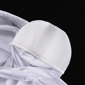 Dettaglio della camicia bianca con spallina interna ed etichetta della taglia M