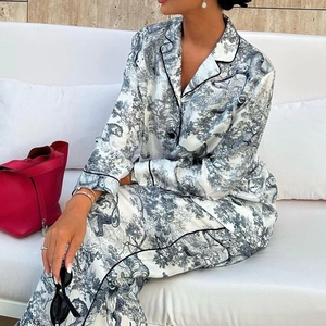 Pijama de satén de seda para mujer con estampado Toile de Jouy en blanco y negro y jungla