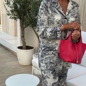 Detalle del conjunto de pijama Toile de Jouy con bolso de cuero de lujo tipo cubo