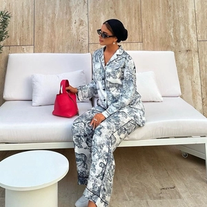 Conjunto de pijama chic para mujer con estampado de selva, camisa larga y pantalón