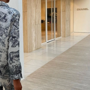 Detalle del estampado de jungla azul toile de jouy en la camisa de seda de manga larga