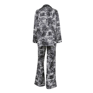 Detalle de pijama elegante con estampado floral de tinta y ribete negro refinado
