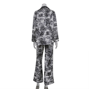 Vista trasera de un conjunto de pijama clásico con estampado Toile de Jouy en blanco y negro