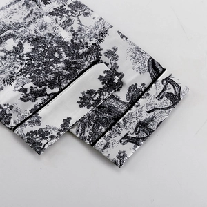 Detalle del puño con estampado animal Toile de Jouy en blanco y negro y ribete de contraste
