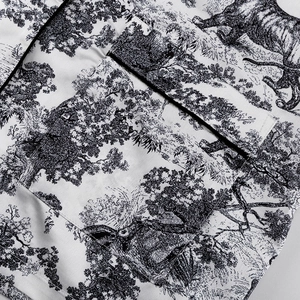 Detalle de estampado Toile de Jouy de tigre y selva sobre tela blanca premium