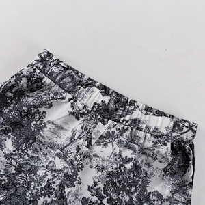 Primer plano del elástico en la cintura de pantalones con estampado Toile de Jouy elegante