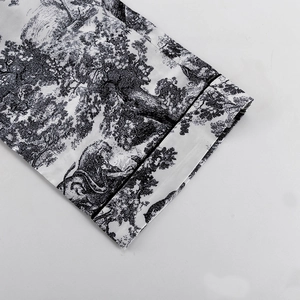Primer plano detallado del estampado Toile de Jouy con motivos de bosque y ribete