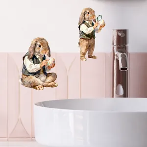 Detail van aquarel paashaas muurstickers op een roze betegelde badkamer muur