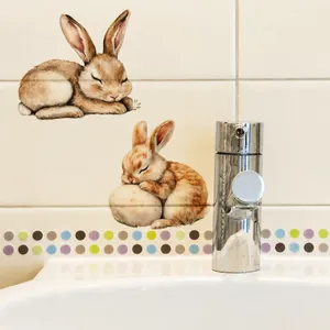 Detail van handbeschilderde Paashaas muurstickers op een schoon oppervlak van badkamertegels