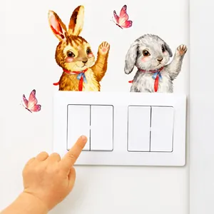 Aquarel konijn en vlinder muurstickers ter decoratie van een lichtschakelaar in de kinderkamer