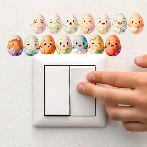Details van kleurrijke aquarel paasei schakelaarstickers met diverse gezichtsuitdrukkingen
