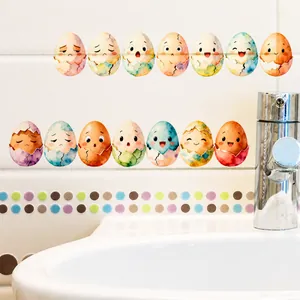 Detail van kleurrijke paasei stickers op een schone witte badkamermuur in huis