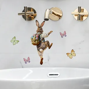 Detailweergave van aquarel paashaas en vlinder muurstickers op wit marmeren decoratie
