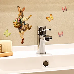 Detail van Paashaas muursticker met gekleurde eieren en vlinders op een huiswand