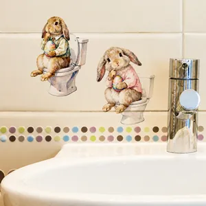 Detail van schattige aquarel paashaas muurstickers op badkamertegels bij kraan
