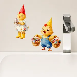 Detail van Pasen kuiken muurstickers met eieren op witte tegels in de keuken