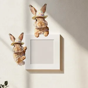 Detail van zelfklevende paashaas muurstickers rond een lijst op een witte muur