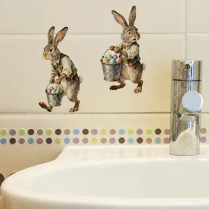 Detail van Pasen waterverf konijn muurstickers met eieren op witte betegelde wand