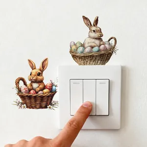 Detail van de Paashaas en gekleurde eieren muursticker rond een witte schakelaar
