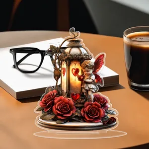Decorazione piatta in acrilico con angelo fatato e rose rosse su una scrivania