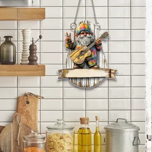 Flaches 2D-Gnom-Hängeschild mit Gitarre und Welcome-Banner an weißer Küchenfliesenwand