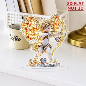 Dettaglio decorazione in acrilico 2D Cupido con cuori rossi su base trasparente