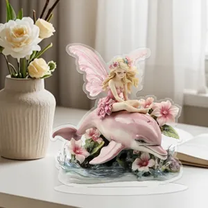 Dettaglio di ornamento fatato 2D in acrilico con ali su delfino rosa e scrivania bianca
