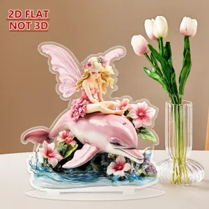 Dettaglio di un ornamento piatto in acrilico 2D con fata su delfino e fiori rosa