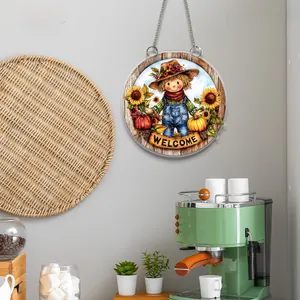Makro-Detail eines 2D-Vogelscheuchen-Türschilds mit Sonnenblumen und Welcome-Schriftzug