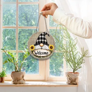Nahaufnahme eines 2D-Acryl-Gnom-Hängeschilds mit Sonnenblumen und Welcome-Text für Haus