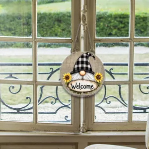 Detailansicht eines 2D-Willkommensschilds mit Gnom und Sonnenblumen an einem Fenster