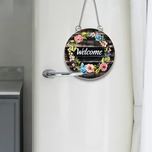 Flaches 2D-Acryl-Willkommensschild mit Blumen auf dunklem Holzmaserungshintergrund