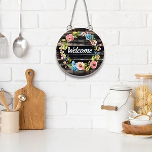 Hängendes Welcome-Schild mit Blumenkranz und Schmetterlingen in rustikaler Küche