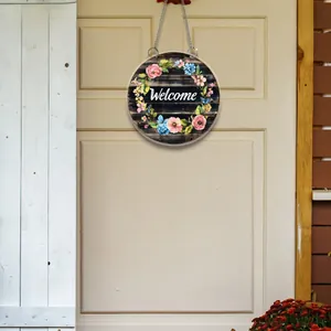 Detailansicht 2D Willkommensschild mit Blumenkranz auf schwarzer Holzmaserung