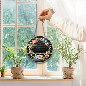 Nahaufnahme vom floralen Willkommensschild mit bunten Frühlingsblumen auf dunklem Holz