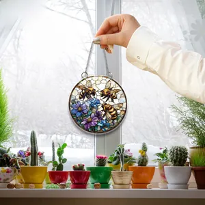 Nahaufnahme eines flachen Garten-Schilds aus Acryl mit bunten Bienen und Blumen