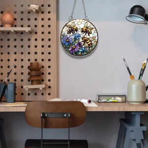 Nahaufnahme vom runden 2D Blumengarten-Schild mit Bienen und blauen Blumen an Kette