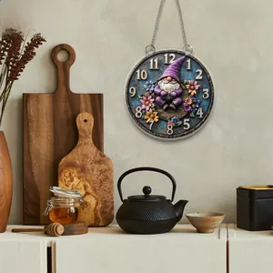 Nahaufnahme eines Gnome-Türschilds mit Blumen und Kette an einer rustikalen Wand