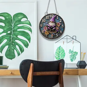 Nahaufnahme eines flachen 2D-Gnom-Willkommensschilds mit Blumenmuster und Metallaufhängung