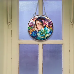 Flacher Acryl-Anhänger mit Frau und Blumen an einem Vintage-Fensterrahmen